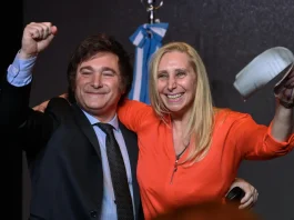 En el gobierno dicen que Milei teme que también caiga Karina si lo echa a Adorni