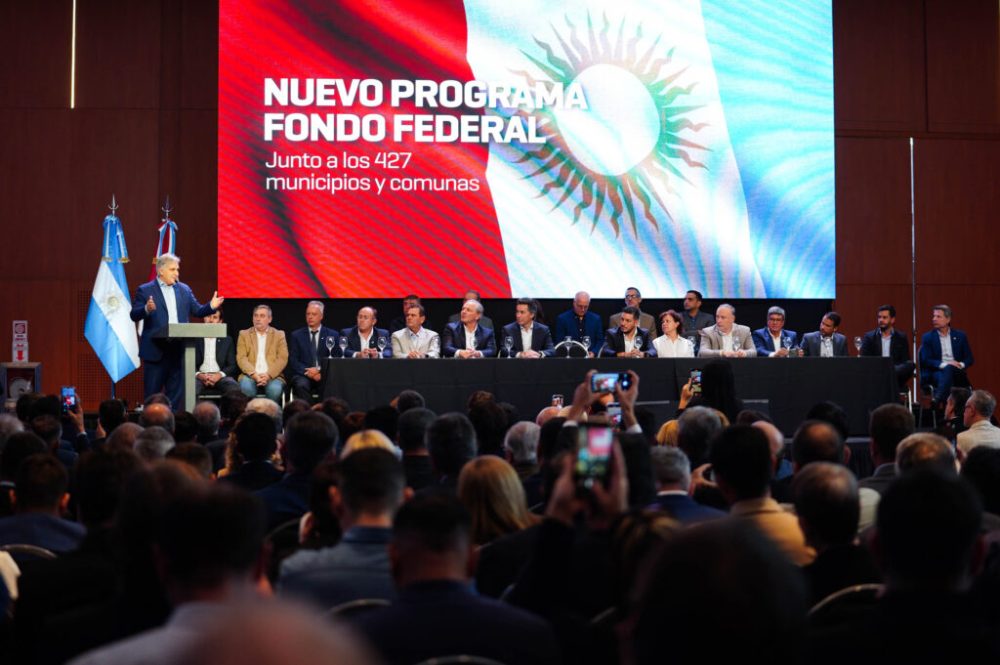 Llaryora firmó el Fondo Federal Cordobés con intendentes fondo federal muni - Llaryora firmó el Fondo Federal Cordobés con intendentes