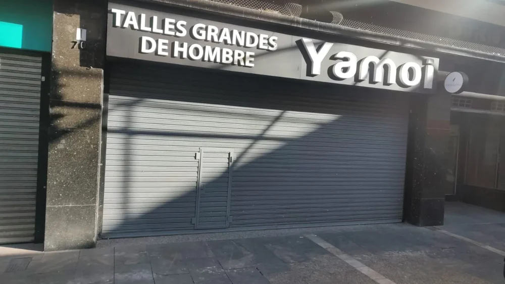 local encerro a empleada - Una joven fue echada sin previo aviso y se negó a retirarse: la dejaron encerrada en el local