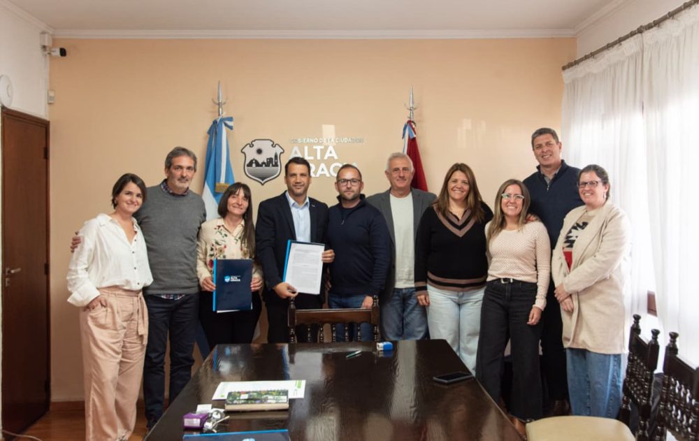 Alta Gracia y Fundación Garabato firmaron un convenio para la reforestación de triple impacto WhatsApp Image 2025 09 09 at 12.31.33 - Alta Gracia y Fundación Garabato firmaron un convenio para la reforestación de triple impacto