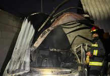 Alta Gracia: un automóvil se incendió en el patio de una vivienda y una vecina resultó herida