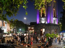 Entre música y un gran despliegue comercial, Alta Gracia vivió el encendido de su tradicional árbol navideño