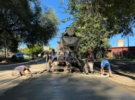 Realizan tareas de bacheo en distintos puntos de la ciudad