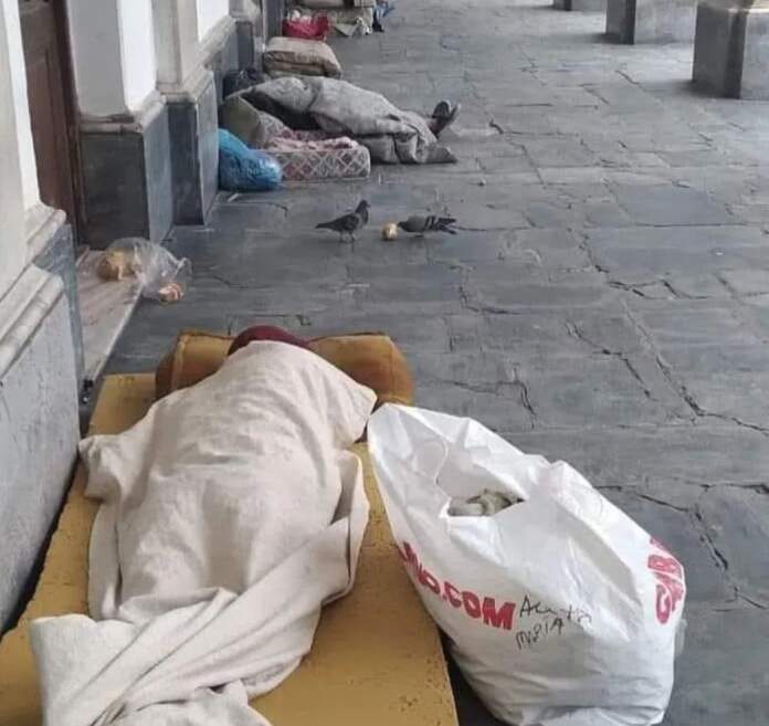 gente durmiendo en el cabildo