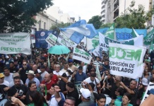 Gremios marchan por el centro de Córdoba y apuran a Llaryora por la Caja de Jubilaciones